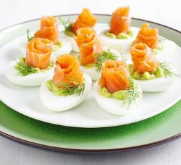 Huevos rellenos de aguacate y salmón · El cocinero casero - Entrantes