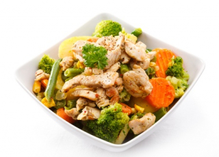 Pollo salteado con menestra de verduras al vapor | Dietfarma